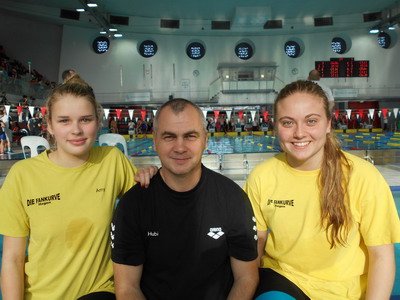 Foto mit Schwimmerinnen und Trainer