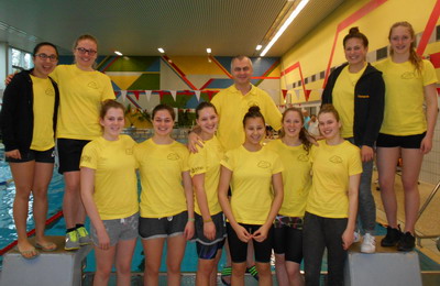 Foto mit allen Schwimmerinnen und Trainer