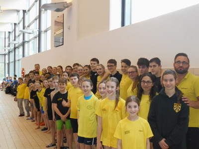 Foto mit allen Schwimmerinnen, Schwimmer und Trainern