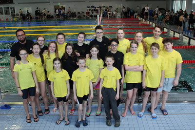 Foto mit allen Schwimmerinnen, Schwimmer und Trainer