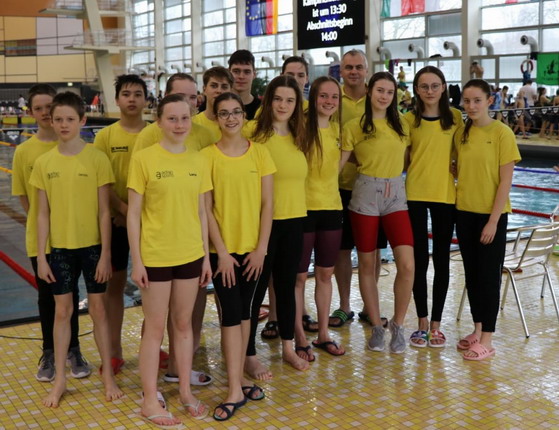 Foto mit Schwimmerinnen, Schwimmer und Trainer .