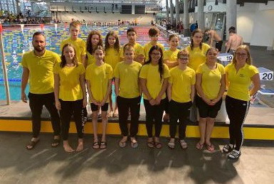 Foto mit Schwimmerinnen und Schwimmer der Leistungsgruppen 3 + 4 mit Trainerin Ayleen Kramer und Trainer Heiko Keller.
